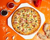 Pyszna pizza z kiełbasą, pieczarkami i papryką. Czy pieczona z termoobiegiem czy bez, zawsze smakuje wyśmienicie!