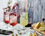 Letnie drinki z malinami i limonką, idealne z czym pić wódkę. Orzeźwiające, kolorowe i pełne smaku.