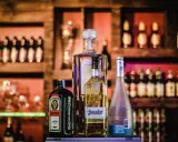 Jägermeister z sokiem jabłkowym i innymi alkoholami na barze.