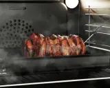 Soczysta pieczeń w dymie, pieczona w piekarniku z termometrem. Grill w piekarniku daje idealnie przypieczone żeberka.