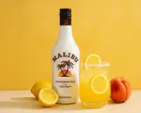 Butelka Malibu, drink z cytryną i brzoskwinią. Idealne na lato, gdy zastanawiasz się, jak pić Malibu z mlekiem.