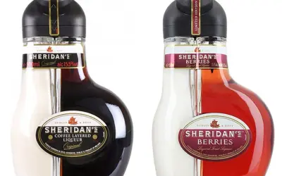 Dwie butelki Sheridana: oryginalna kawowa i limitowana edycja Berries. Poznaj, jak nalewać sheridana, by cieszyć się warstwowym smakiem.