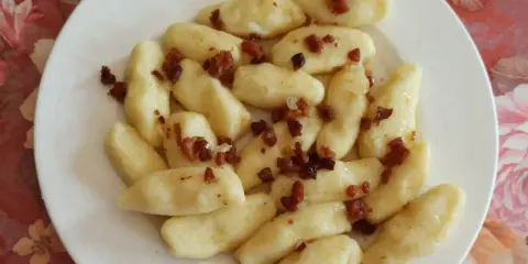 Kopytka z boczkiem, jak u babci. Pyszne ciasto na kopytka przepis babci.