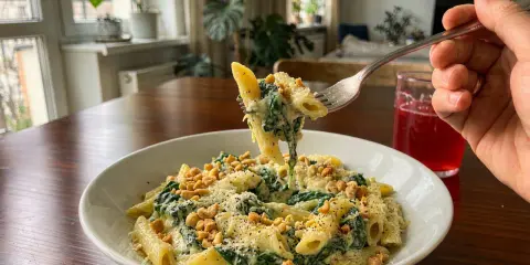 Penne z kremowym sosem, szpinak na gęsto i chrupiące orzeszki. Idealny obiad!