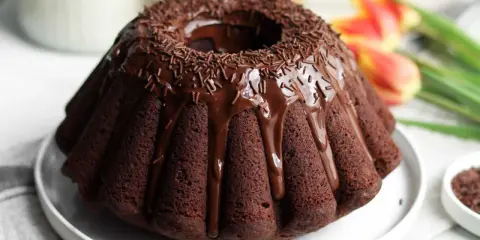 Pyszna babka z mascarpone, oblana czekoladą i posypana czekoladową posypką. Idealna na każdą okazję.
