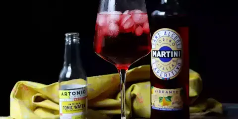Orzeźwiający martini z tonikiem, przygotowany z Aperitivo Vibrante i toniku. Idealny na letnie popołudnie.
