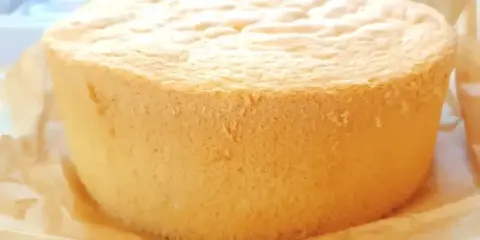 Puszysty biszkopt z 3 jaj, idealny do tortu. Jego lekka struktura zachęca do dekorowania.