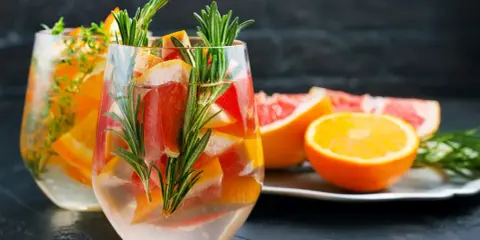 Orzeźwiający drink z grejpfrutem, pomarańczą i rozmarynem. Idealny na upalne dni.