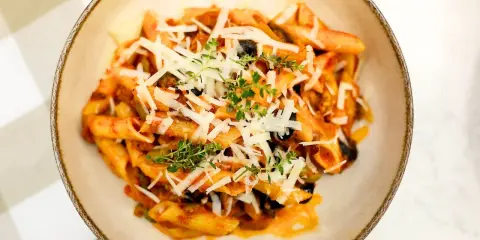 Penne z sosem pomidorowym, oliwkami i parmezanem. Idealny przepis na makaron dla całej rodziny.