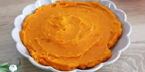 Aksamitne puree z dyni, idealne na jesienne dni. Delikatna konsystencja i piękny pomarańczowy kolor.