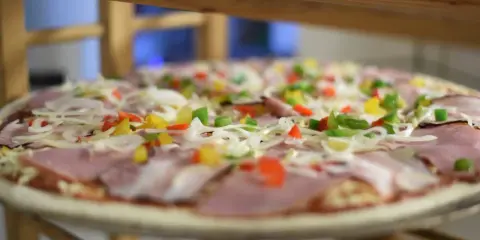 Kolejnosc skladnikow na pizze: szynka, cebula, papryka.
