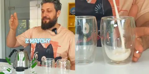 Jak zrobic matche? Mężczyzna pokazuje składniki do przygotowania napoju matcha, a potem wlewa mleko do szklanki.