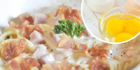 Pyszne spaghetti carbonara z boczkiem i jajkami. Pytanie brzmi: jaka śmietana do carbonara?