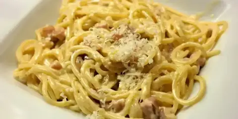 Pyszna carbonara z boczkiem i parmezanem, idealna na szybki obiad. Ten przepis na carbonarę ze śmietaną jest prosty i szybki.