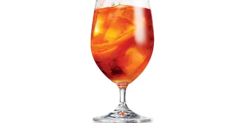 Orzeźwiający drink z Martini Rosso, lodem i plasterkami pomarańczy. Idealny na letnie popołudnie.