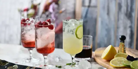 Letnie drinki z malinami i limonką, idealne z czym pić wódkę. Orzeźwiające, kolorowe i pełne smaku.