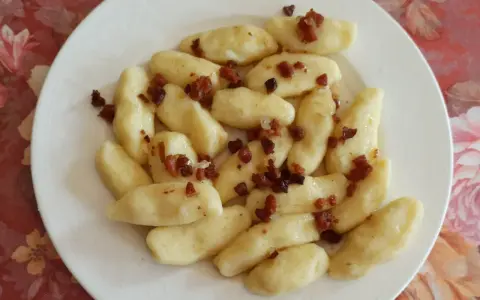 Kopytka z boczkiem, jak u babci. Pyszne ciasto na kopytka przepis babci.