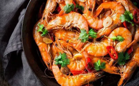 Pyszne krewetki koktajlowe przepis na szybką kolację. Aromatyczny czosnek, chili i świeża kolendra podkreślają smak krewetek.