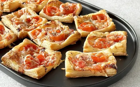 Pizzerinki z ciasta francuskiego z pomidorkami i serem. Idealne na szybką przekąskę.