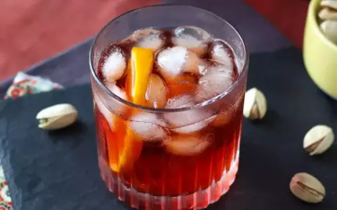 Orzeźwiający Negroni Sbagliato z pomarańczą i lodem. Idealny przepis na letnie popołudnie.
