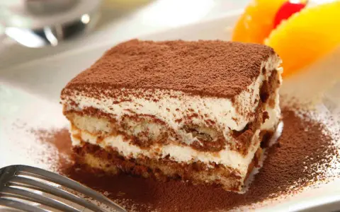 Szybki deser z mascarpone i kakao, idealny na każdą okazję. Puszysty krem i biszkopty zanurzone w kawie tworzą wyśmienite tiramisu.