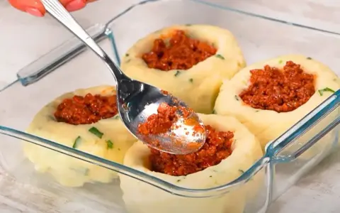 Ziemniaki faszerowane mięsem mielonym w naczyniu żaroodpornym. Świetny pomysł, z czym łączyć ziemniaki na obiad!