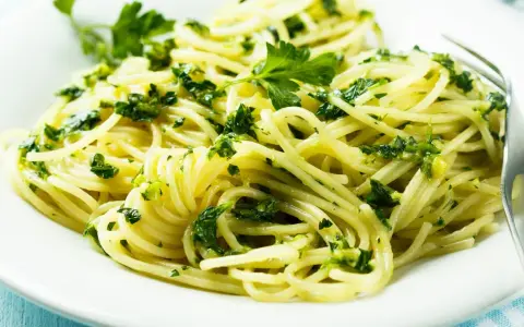 Pyszne spaghetti z zielonym pesto i świeżą natką pietruszki. Idealne, by dodać do makaronu z pesto.