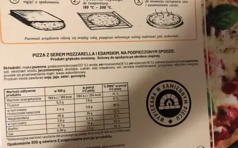 Instrukcja, ile piec pizzy: wyjmij z opakowania, umieść w piekarniku na ruszcie (180-200°C) i piecz ok. 10 minut.
