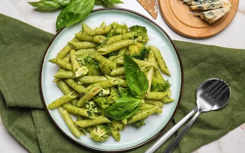 Penne z brokułami i serem gorgonzola w sosie pesto. Idealne danie, by dowiedzieć się, z czym podawać pesto.