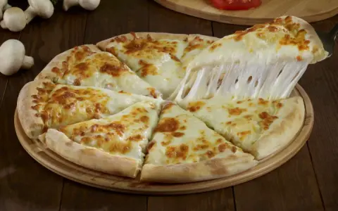 Gorąca pizza z ciągnącym się serem, idealna na wieczór.