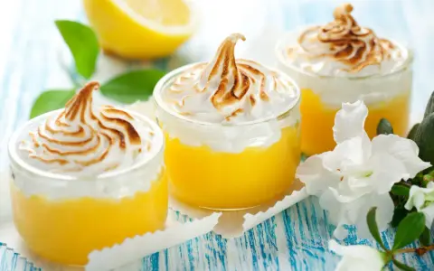 Słodkie desery z cytrynowym kremem i pianką bezową, idealne na letnie popołudnie. Przepis na lemon curd.