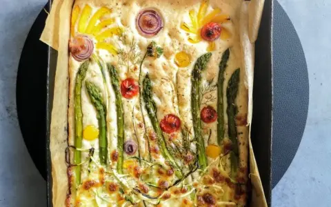 Focaccia w kształcie ogrodu z szparagami, pomidorkami i cebulą. Idealny dip do focacci.