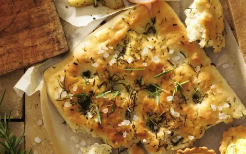 Chrupiąca focaccia z rozmarynem i solą morską, idealna do podania z pieczonymi ziemniakami i wędliną.