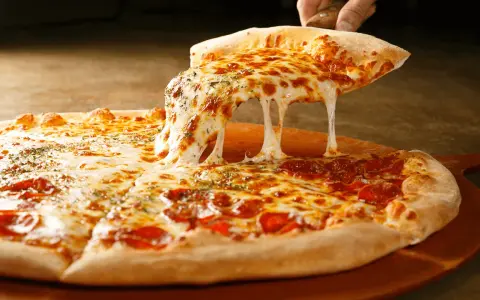 Gorąca pizza z ciągnącym się serem. Czy ciasto na pizzę można zrobić dzień wcześniej? Tak, i będzie równie pyszne!