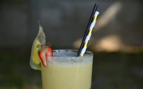 Orzeźwiający drink pina colada z ananasem i truskawką. Idealny przepis na lato!