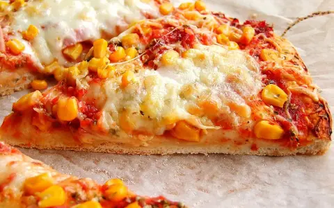 Pyszna pizza z kukurydzą i ciągnącym serem, idealna do pieca z termoobiegiem.