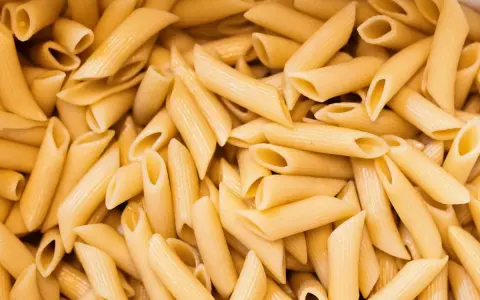 Ugotowany makaron penne w lodówce. Zastanawiasz się, ile ugotowany makaron może stać w lodówce? Zazwyczaj 3-4 dni.