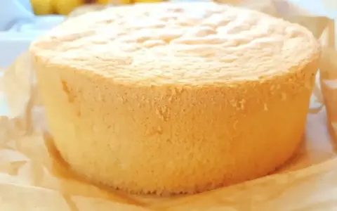 Puszysty biszkopt z 3 jaj, idealny do tortu. Jego lekka struktura zachęca do dekorowania.
