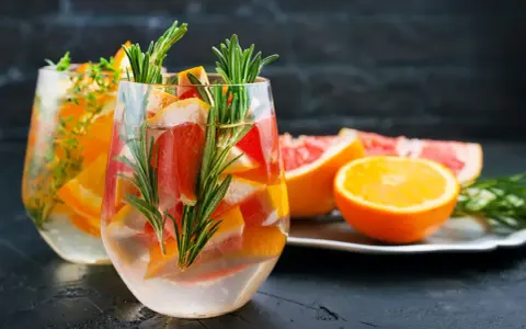 Orzeźwiający drink z grejpfrutem, pomarańczą i rozmarynem. Idealny na upalne dni.