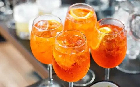 Cztery orzeźwiające Aperole z lodem i plasterkiem pomarańczy. Idealne pytanie: jakie prosecco do aperolu?