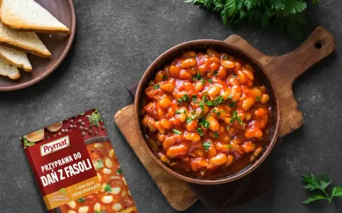 Fasolka w sosie pomidorowym, idealna z pieczywem. Przyprawa Prymat do dań z fasoli sprawi, że będzie smakować wyśmienicie.