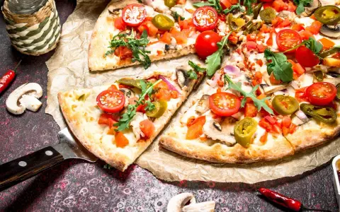 Pyszna pizza na cienkim cieście z pomidorkami, jalapeno i rukolą. Idealna na spotkanie z przyjaciółmi.