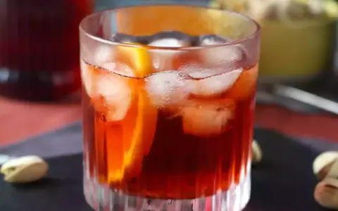 Orzeźwiający drink z Campari, lodem i pomarańczą. Idealny przepis na letnie wieczory.