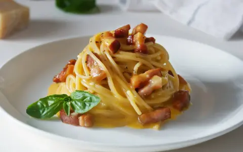 Pyszna carbonara z chrupiącym boczkiem i kremowym sosem, gdzie kluczową rolę gra ser.
