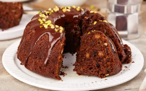 Pyszna babka czekoladowa z polewą i pistacjami, idealna na deser.