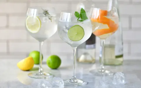 Orzeźwiający drink ze spritem, ozdobiony plasterkiem cytryny, limonki i skórką pomarańczy. Idealny na letnie popołudnie.