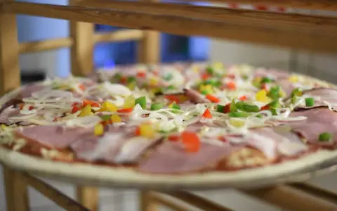Kolejnosc skladnikow na pizze: szynka, cebula, papryka.