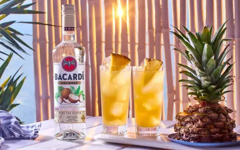 Orzeźwiające drinki z rumem Bacardi Coconut i ananasem. Idealne na tropikalne popołudnie.