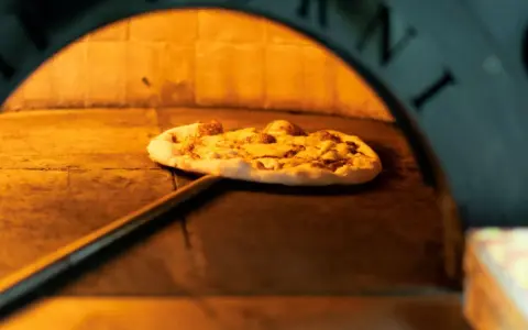 Pizza prosto z pieca, gorąca i pachnąca. Czy to fast food? Zależy od tego, jak szybko ją zjesz!