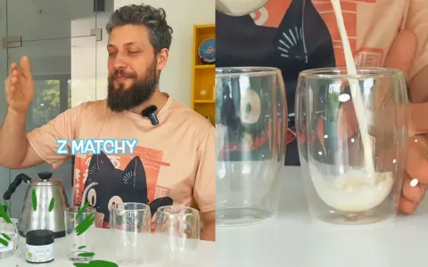 Jak zrobic matche? Mężczyzna pokazuje składniki do przygotowania napoju matcha, a potem wlewa mleko do szklanki.